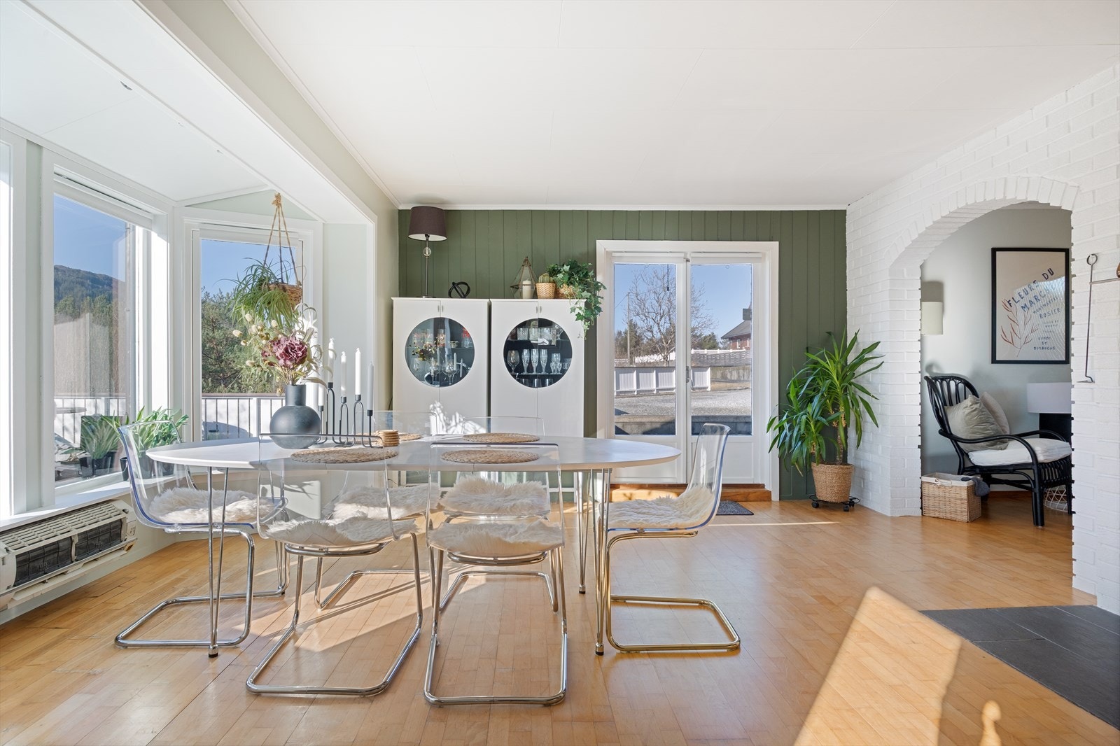 Stuen har åpen løsning mot spisestue og videre til kjøkken Galleribilde