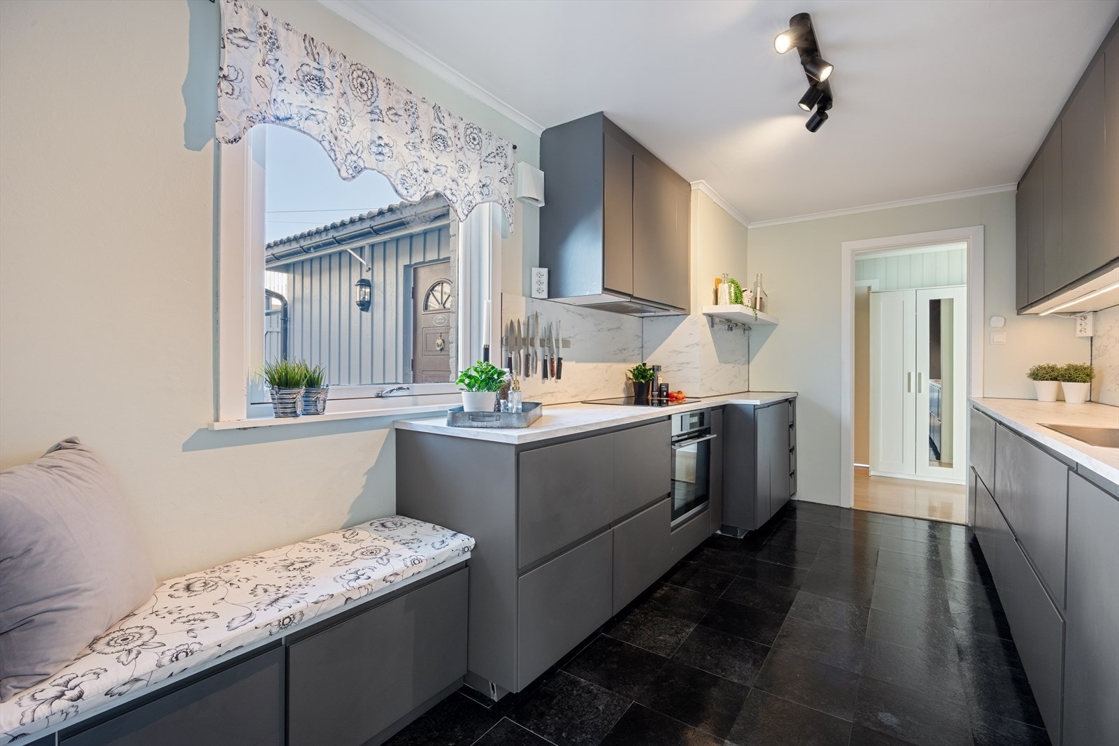 Nytt og pent kjøkken - Integrert stekeovn, mikrobølgeovn, platetopp, oppvaskmaskin, kjøl- og fryseskap Galleribilde