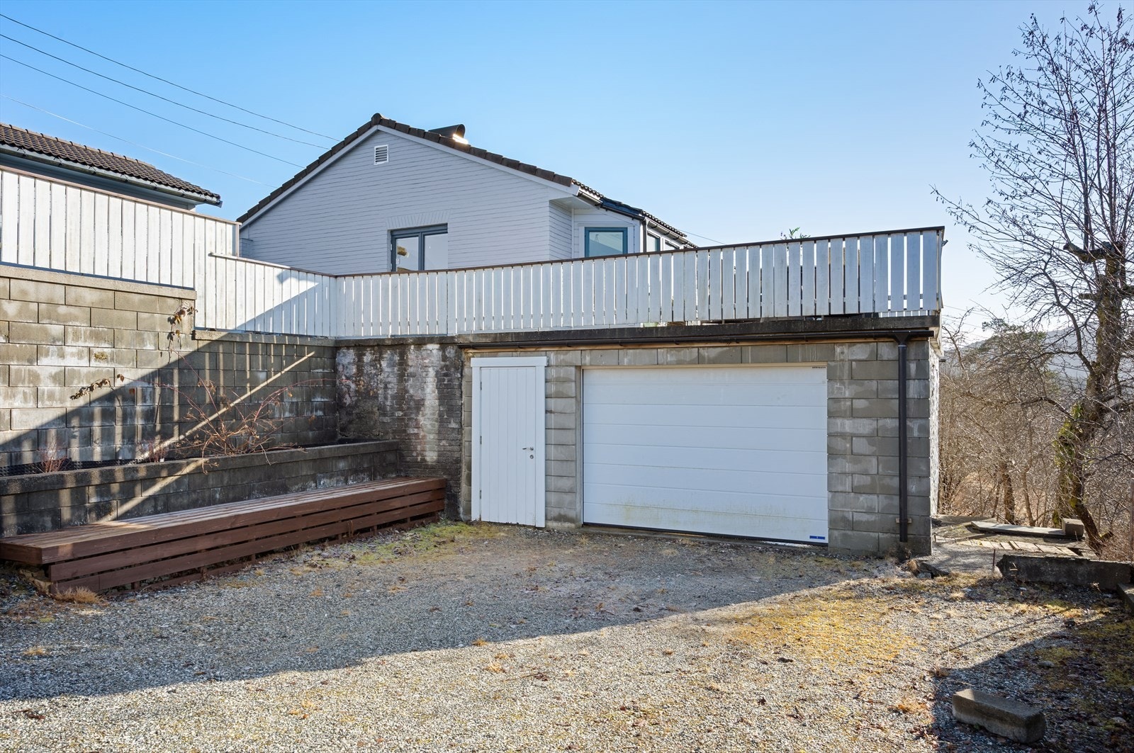 Stor garasje og bodrom under terrasse Galleribilde