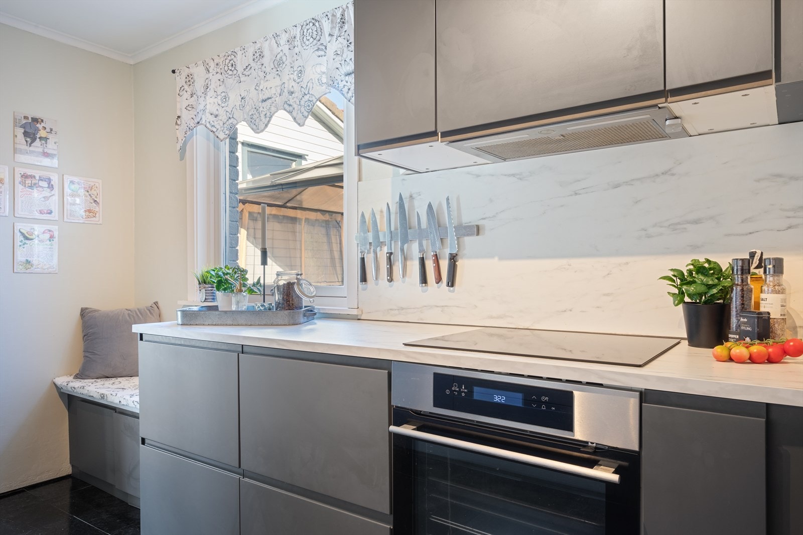 Kjøkkeninnredning (Ikea) fra 2024 - Glatte malte fronter - Vannstoppventiler med gulvføler - Komfyrvakt Galleribilde