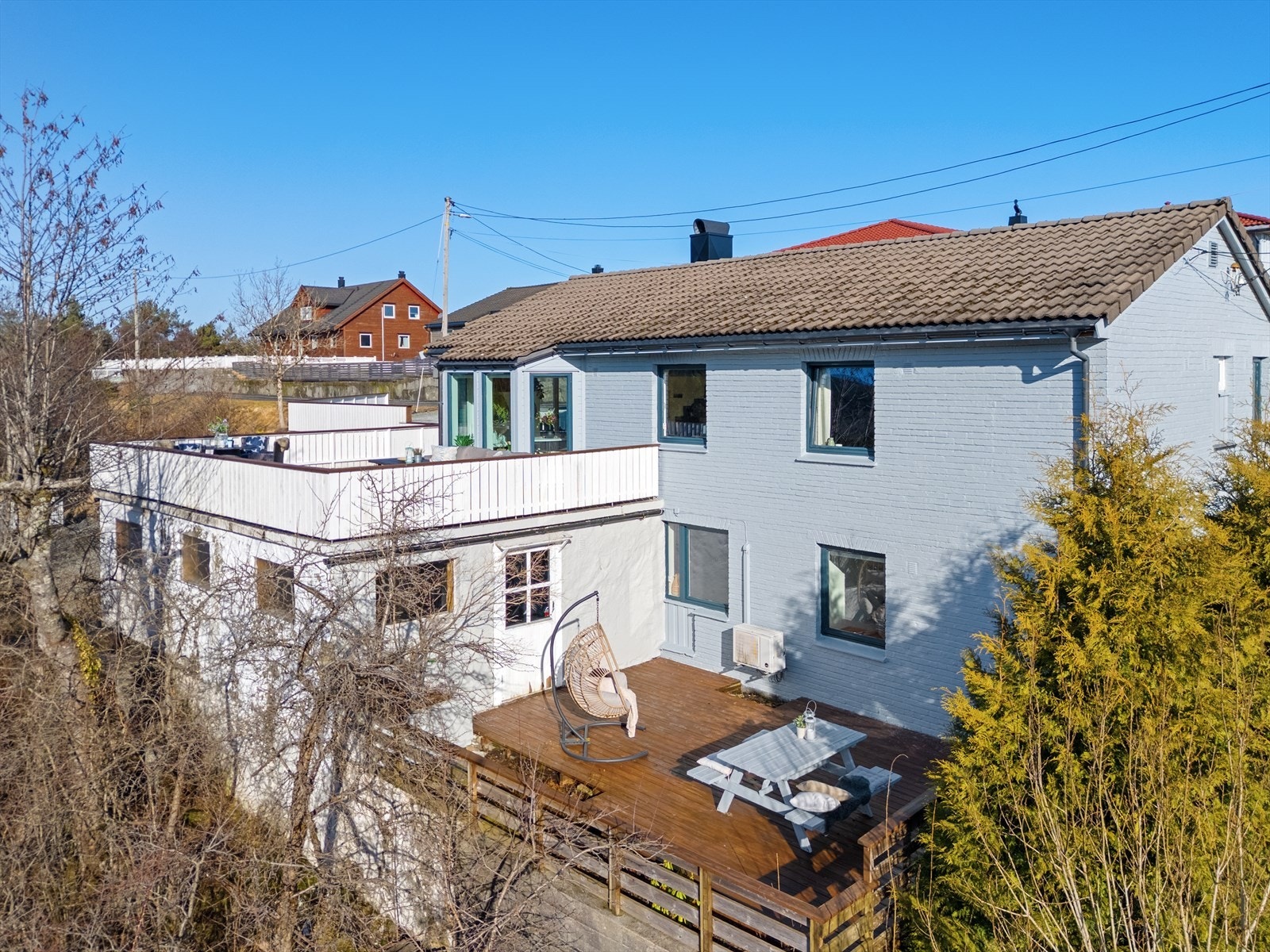 Det er flere solrike og gode uteplasser tilhørende denne eiendommen Galleribilde