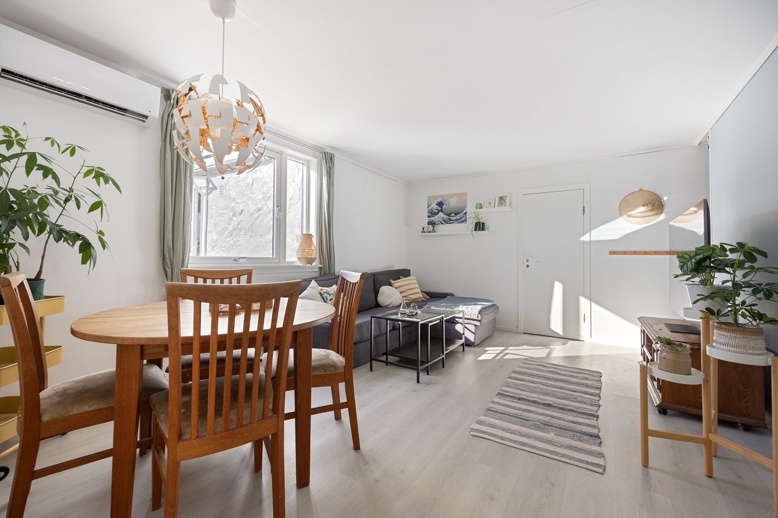 Stue med nyere varmepumpe Galleribilde