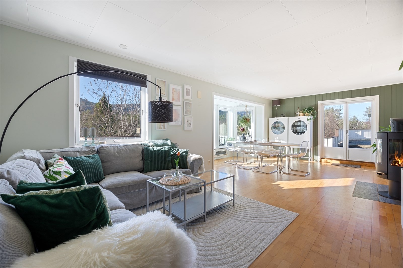 Fra stue er det utgang til stor, vestvendt og solrik uteplass Galleribilde