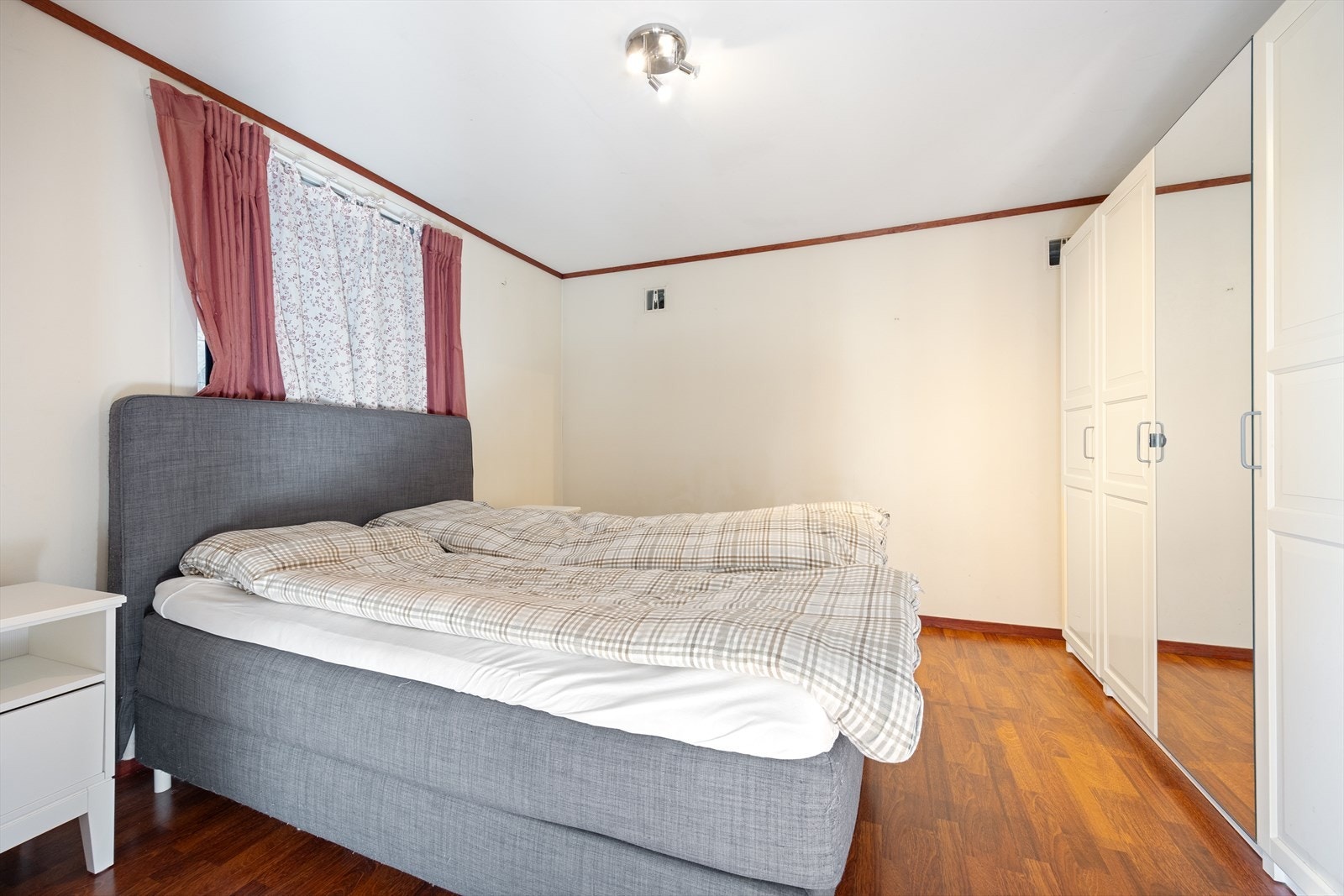 Soverom i underetasje / utleiedel Galleribilde