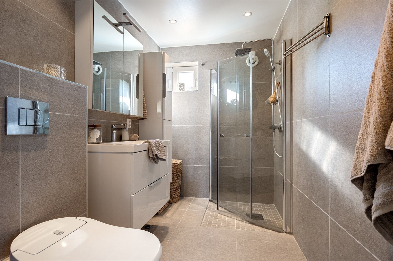 Meget pent og fullstendig nytt/oppusset baderom/wc fra 2024 - Varmekabler i gulv og downlights i himling Galleribilde