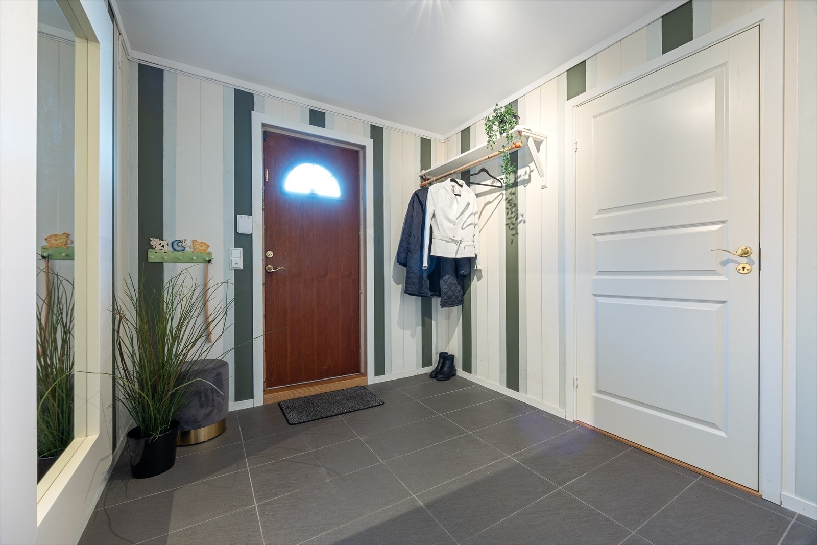 Romslig entre/hall med flislagt gulv Galleribilde