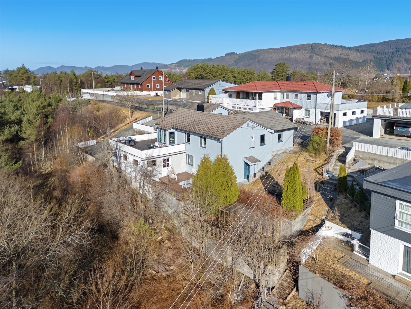 Almåshaugane 27: Flott enebolig med utleiedel - Vestvendt og solrikt - Barnevennlig med kort vei til skole (ligger på "riktig" side av veien) Galleribilde