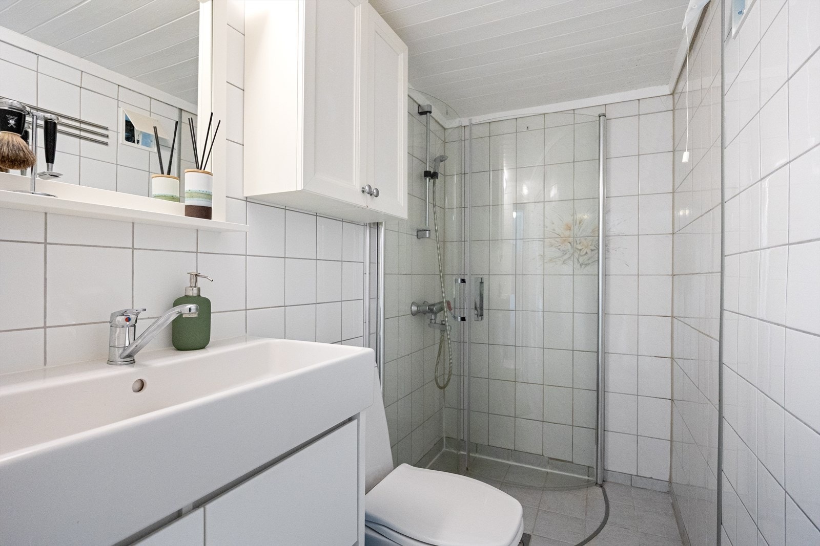 Eldre flislagt baderom/wc i underetasje / utleiedel - Varmekabler i gulv Galleribilde