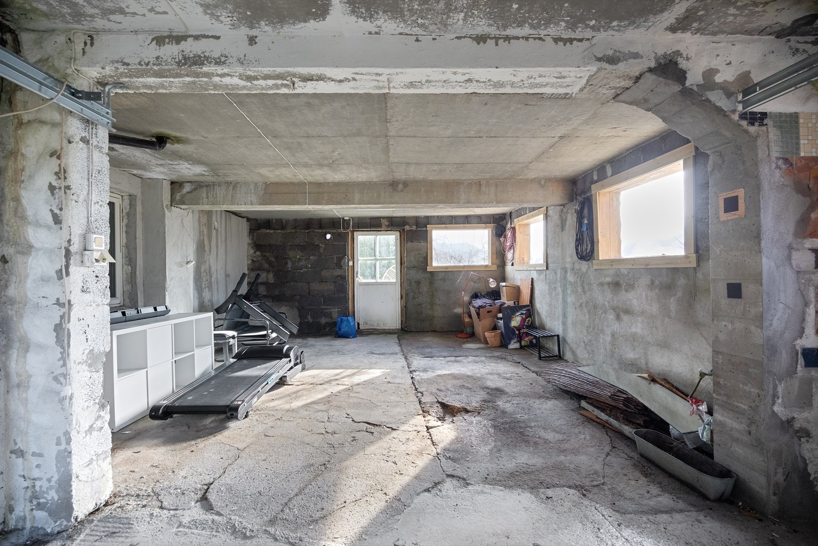 Garasje / bodrom under terrasse Galleribilde