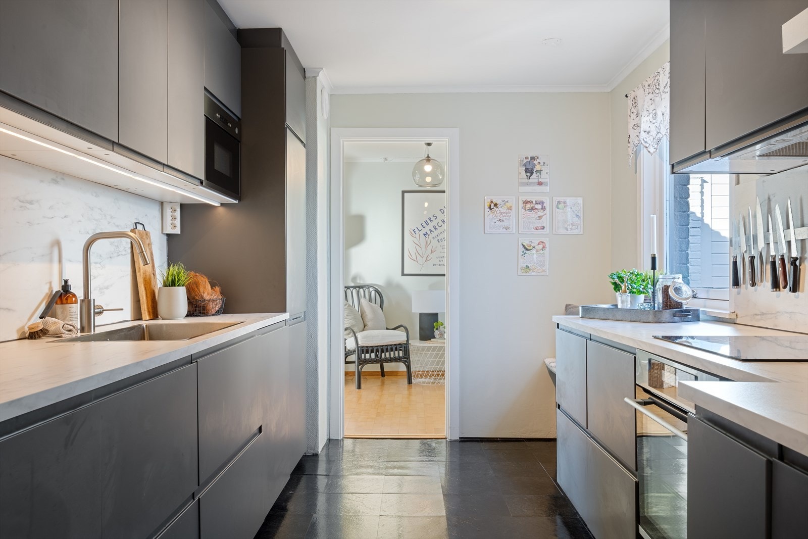 Pent og nytt kjøkken fra 2024 - Alle hvitevarer er integrerte - Åpen dør mot spisestue / stue Galleribilde