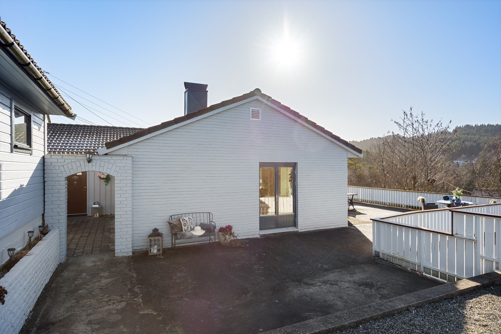 Uteområder - Hele huset er utvendig malt i 2025 - Tilbygg og nytt tak i 2012 Galleribilde