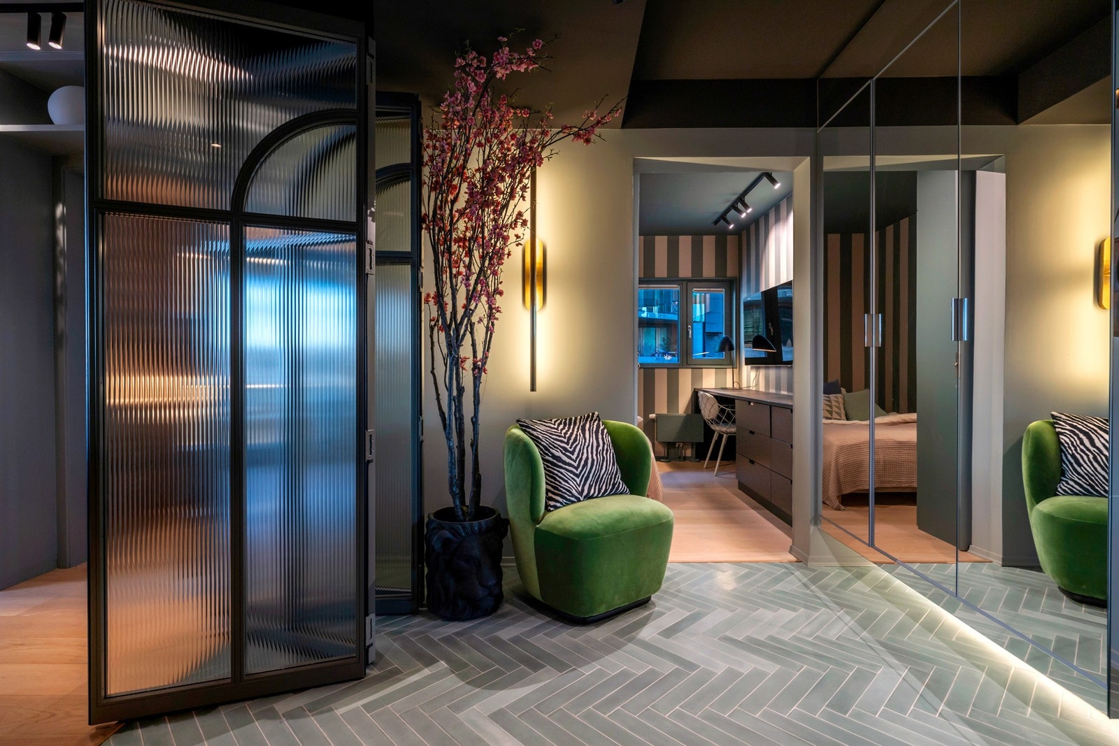 Leiligheten har en svært innbydende entré, med gjennomførte farge- og materialvalg. Her er det en glede å både komme hjem og ønske gjester velkommen! Galleribilde