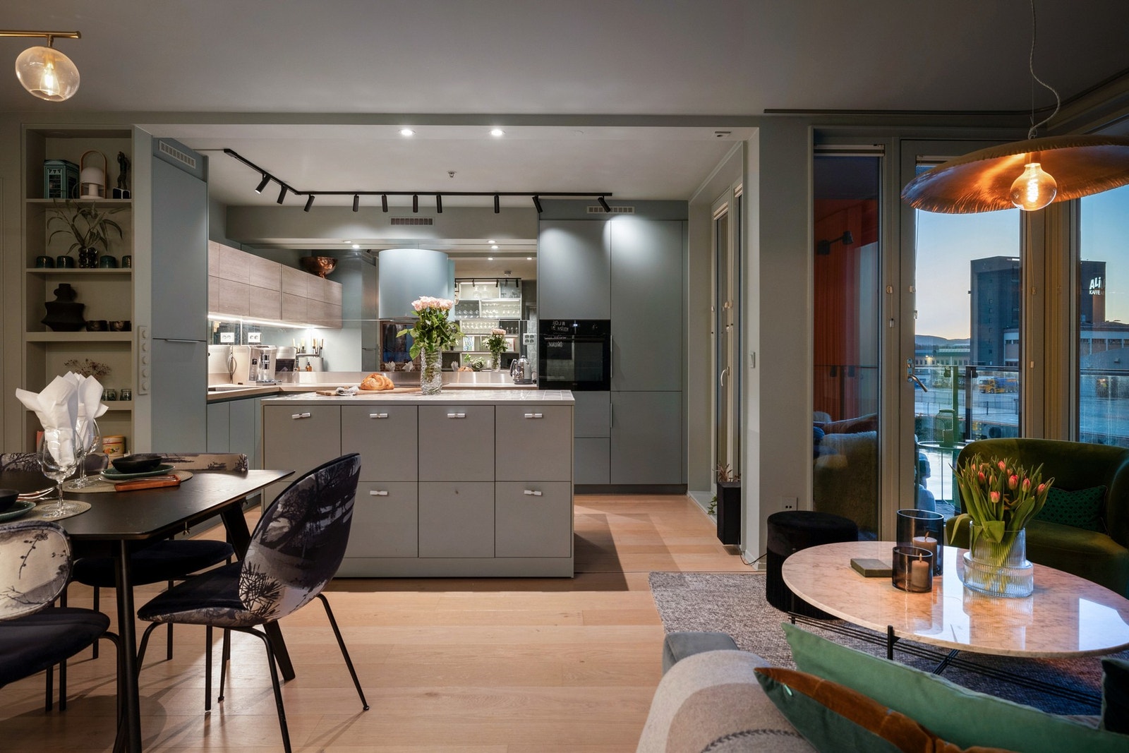 Leiligheten har en innholdsrik planløsning med romslig entré, åpen stue- og kjøkkenløsning, 3 soverom og 2 bad/wc. Galleribilde