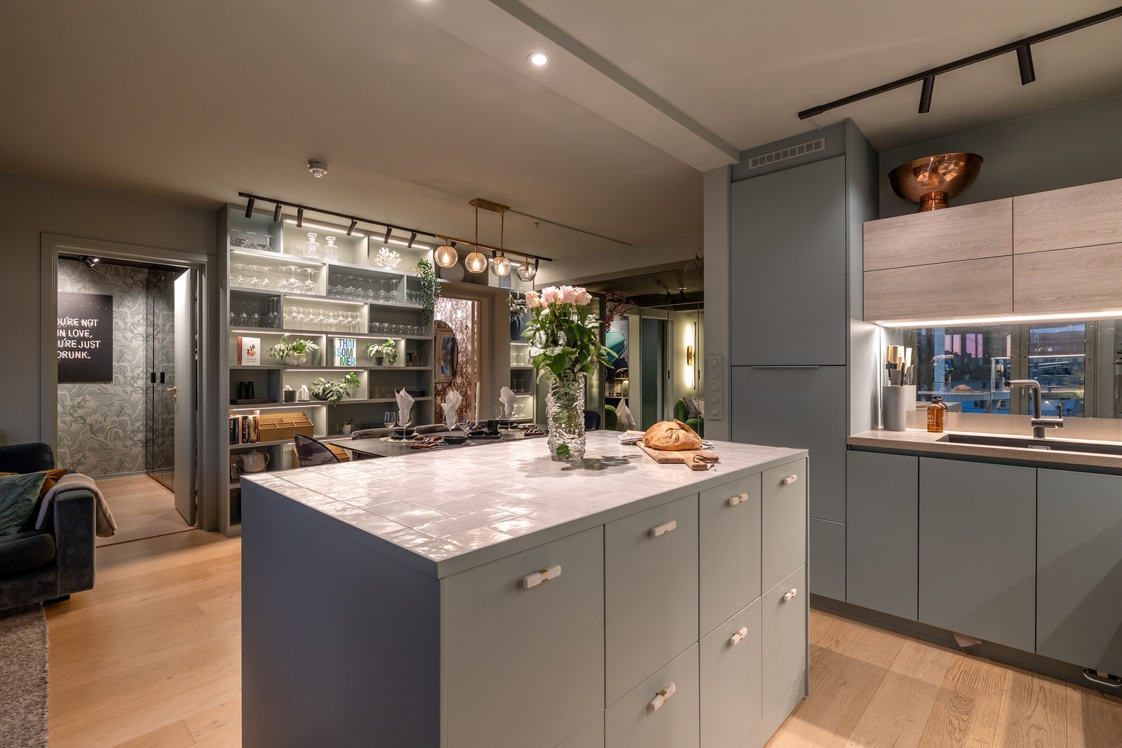 Leiligheten har et svært lekker kjøkken fra Schmidt Kjøkken, utformet i en praktisk L-form med en stilfull kjøkkenøy. Galleribilde