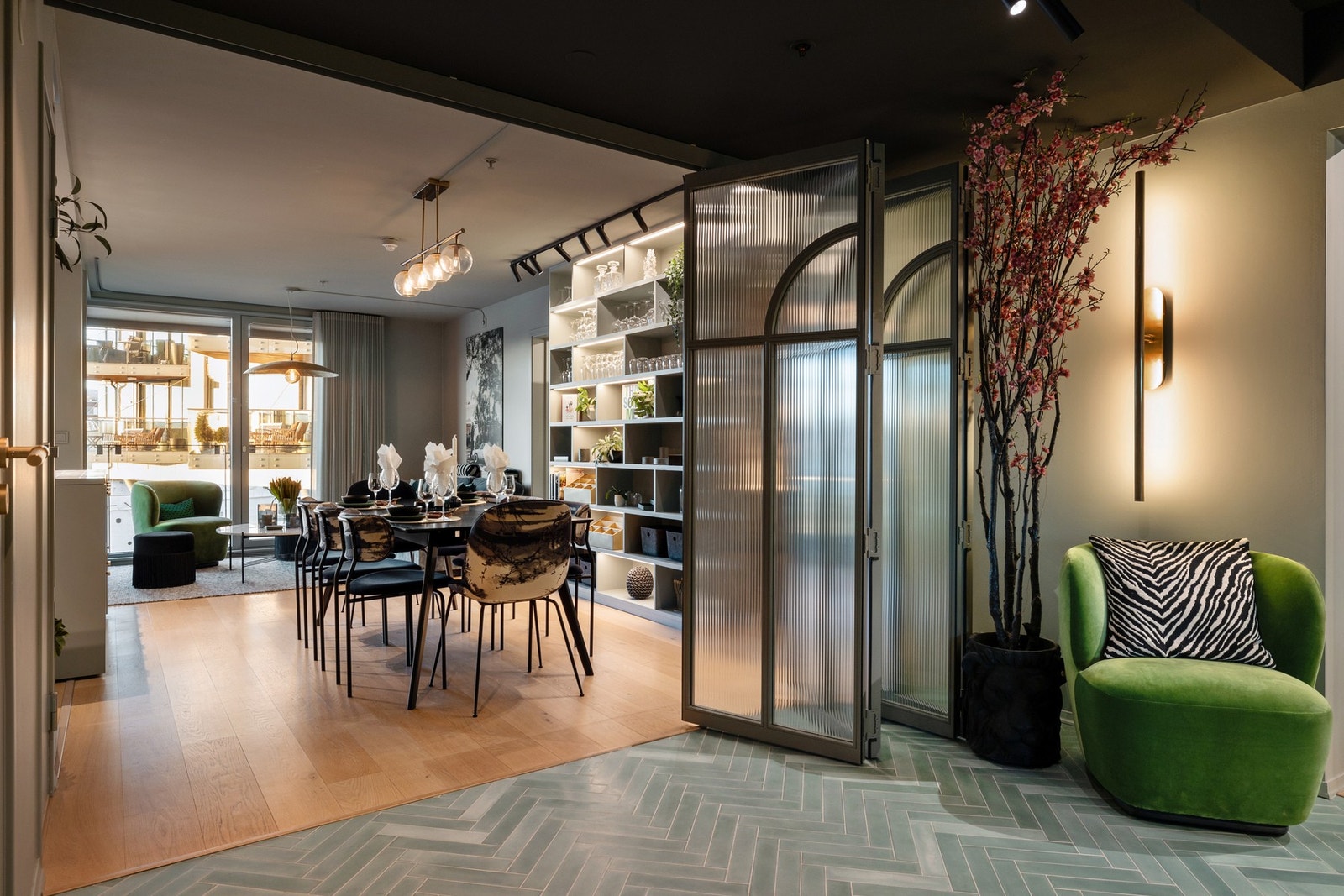 Store deler av leiligheten ble svært lekkert pusset opp i 2022, i regi av interiørarkitekt IDLU. Galleribilde