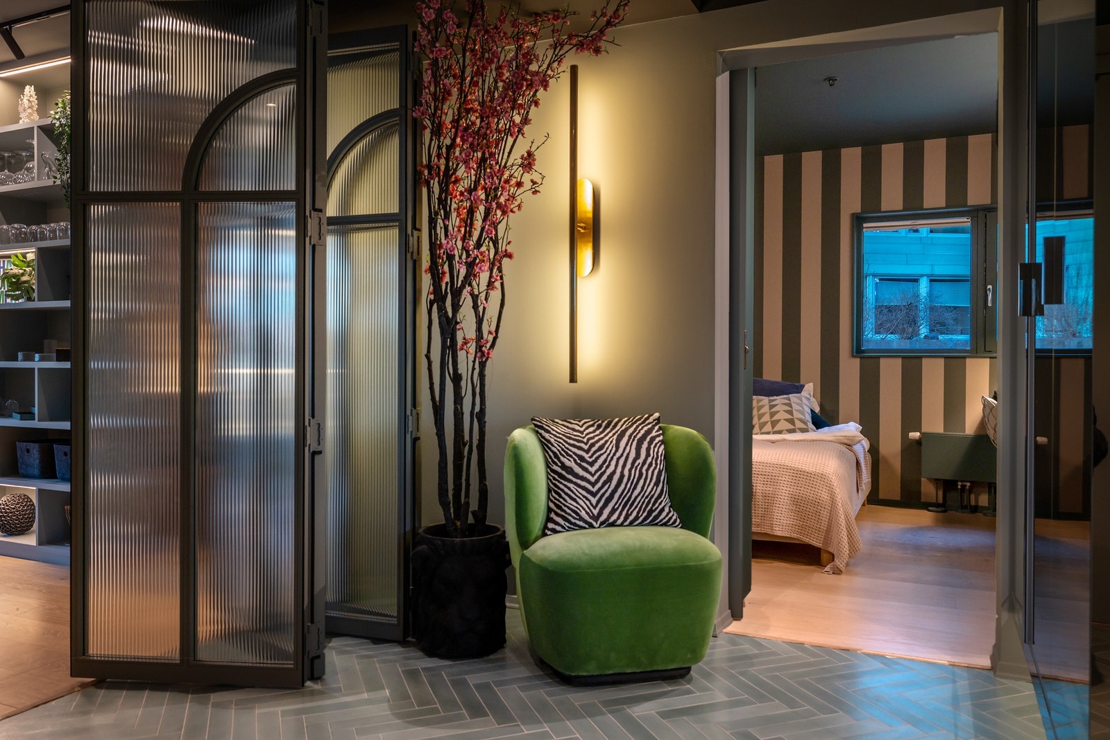 Mellom spisestuen og entréen er det nydelige foldedører i metall med rillet glass, som skiller rommene på en elegant måte. Galleribilde