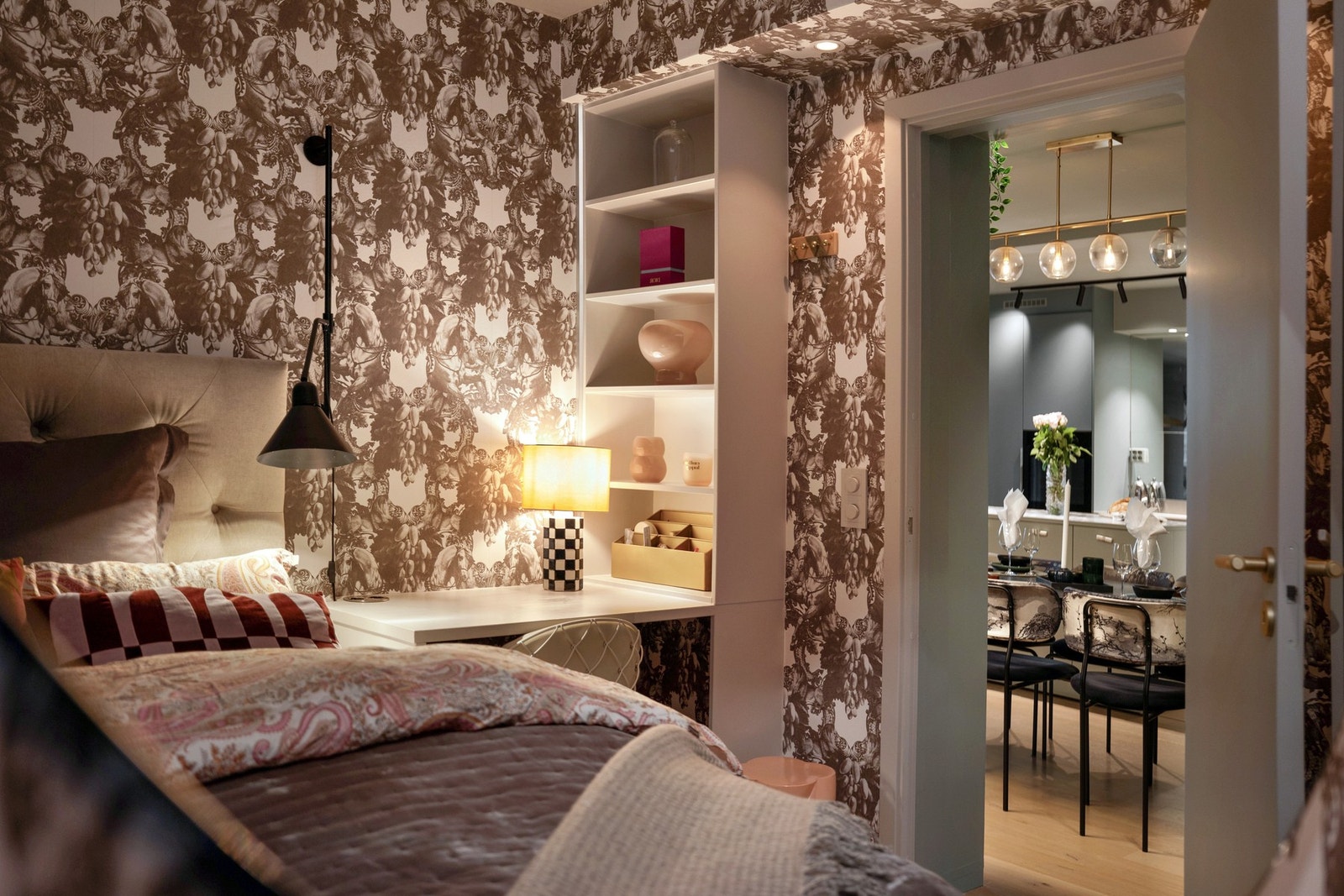 Dette rommet har god plass til dobbeltseng og er innredet med både plassbygd garderobeskap og skrivebod med hylleløsning. Galleribilde