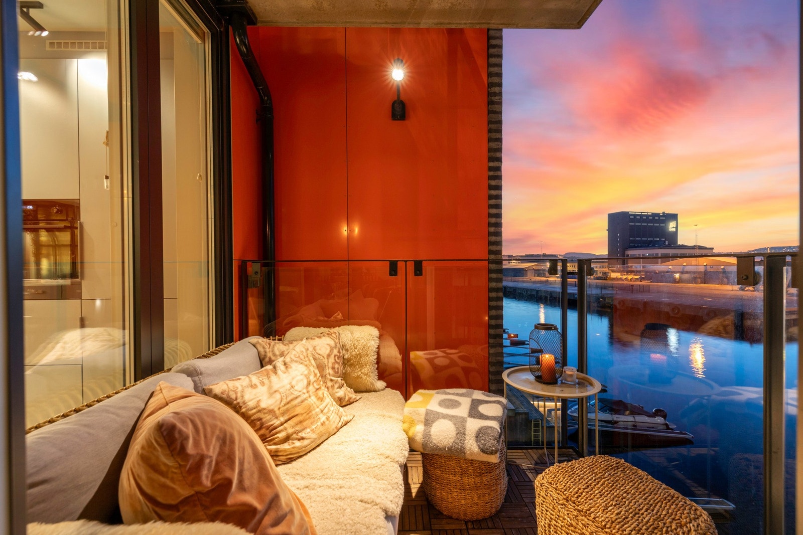 Fra stuen er det utgang til en overbygget balkong med glassrekkverk. Det er tillatt med både elektrisk grill og gassgrill på balkongen. Galleribilde