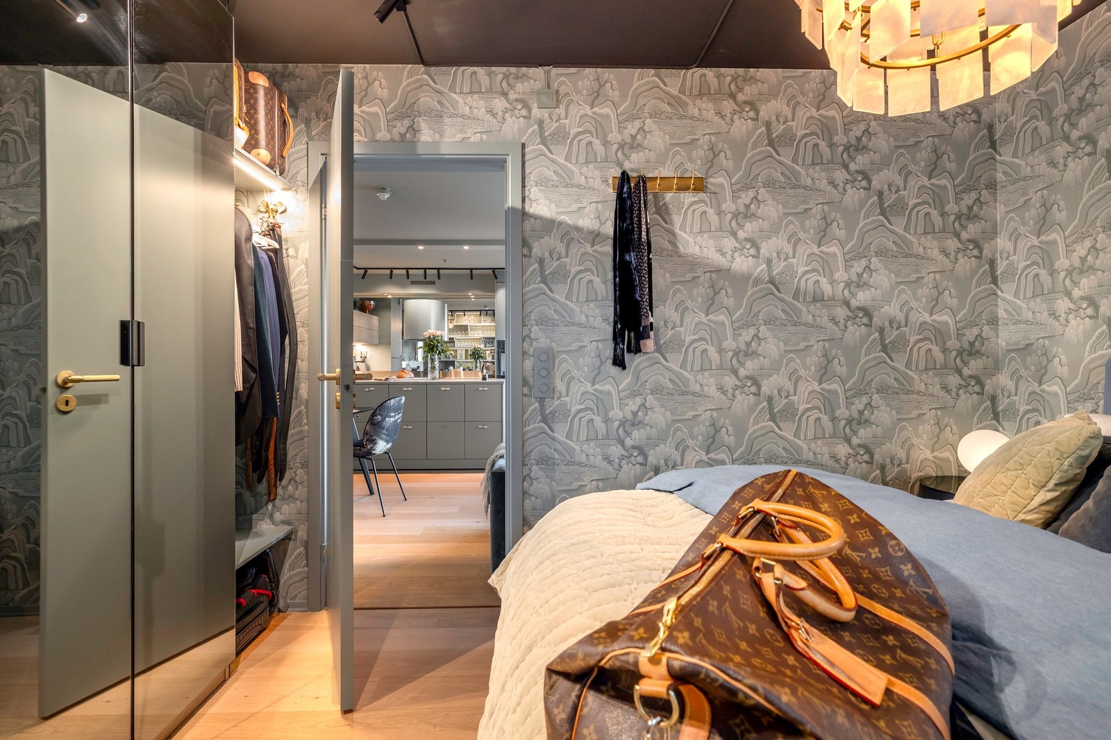 Ved siden av garderobeskapene er det plassbygde hyller for enkel oppheng. Galleribilde