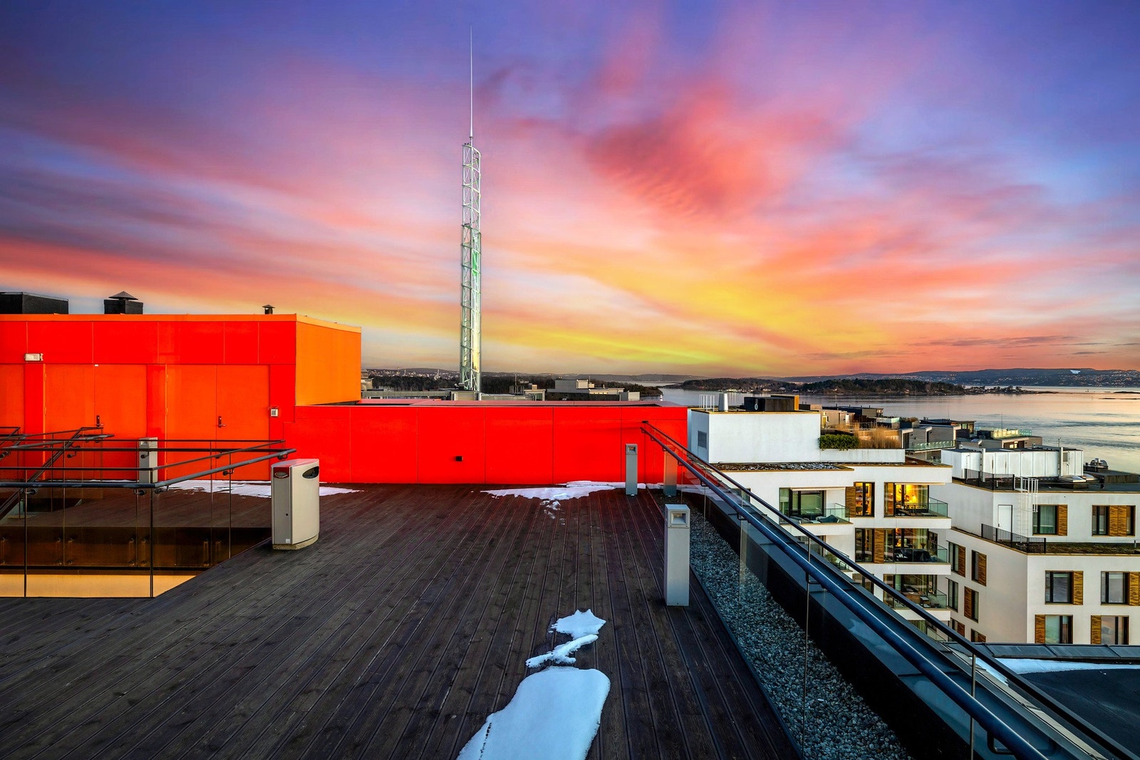 I tillegg har sameiet en overbygget, felles terrasse i 5. etasje, med flere sittegrupper og nydelig utsikt mot vest. Bildet viser takterrasen på toppen av bygget. Galleribilde