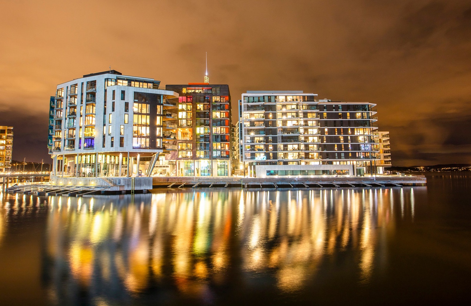 Leiligheten har en attraktiv beliggenhet på Tjuvholmen med sen kveldssol og nydelig utsyn mot kanalen. Galleribilde