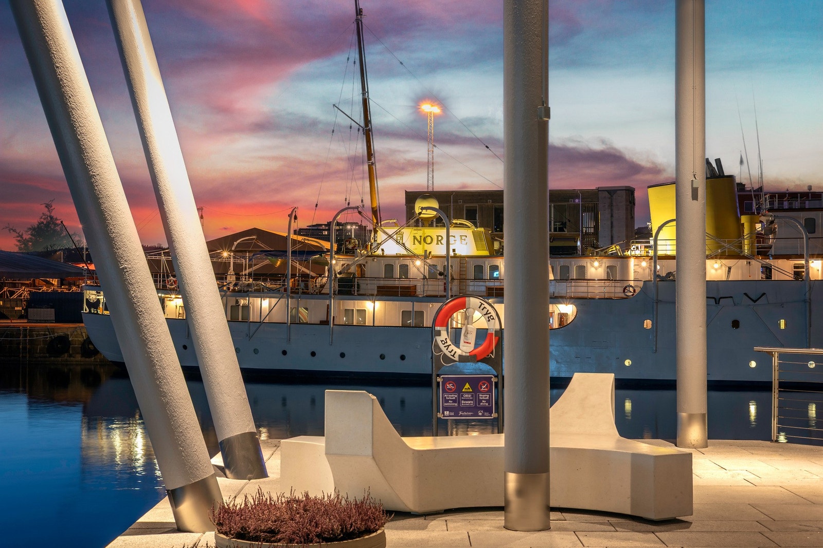 Det medfølger en garasjeplass med elbillader. Galleribilde