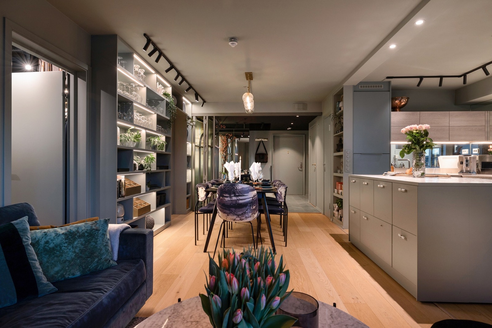 De glatte tak- og veggflatene er malt i lyse nyanser, og på gulvet er det lekker eikeparkett. Galleribilde