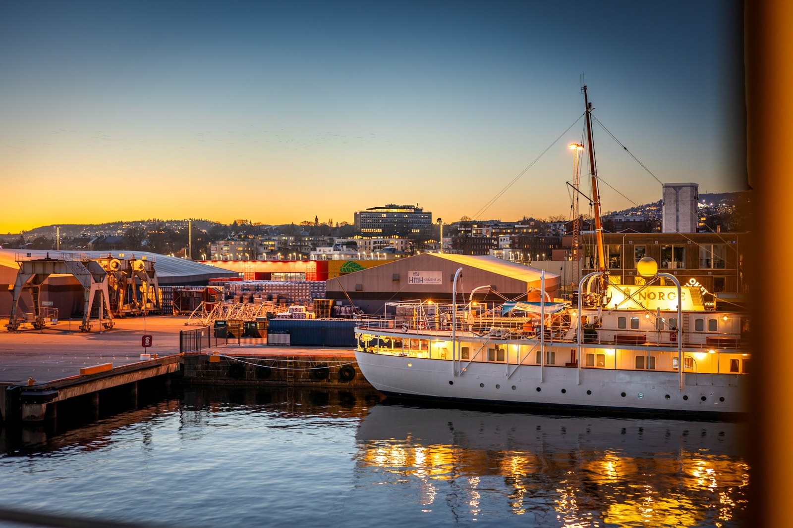 Eiendommen ligger meget flott til på Tjuvholmen, som er en av Oslos mest attraktive boområder. Tjuvholmen er en oase ved sjøen med vakre uteområder og et stort utvalg av ulike serveringssteder. Galleribilde