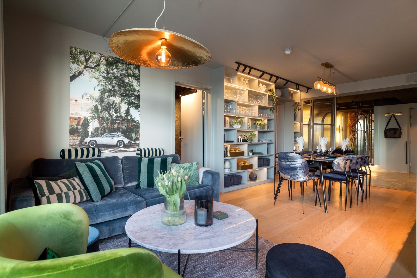 Stuen ligger i åpen løsning med spisestuen og kjøkkenet, hvor det er god plass til både sofagruppe og spisestuemøbler. Galleribilde