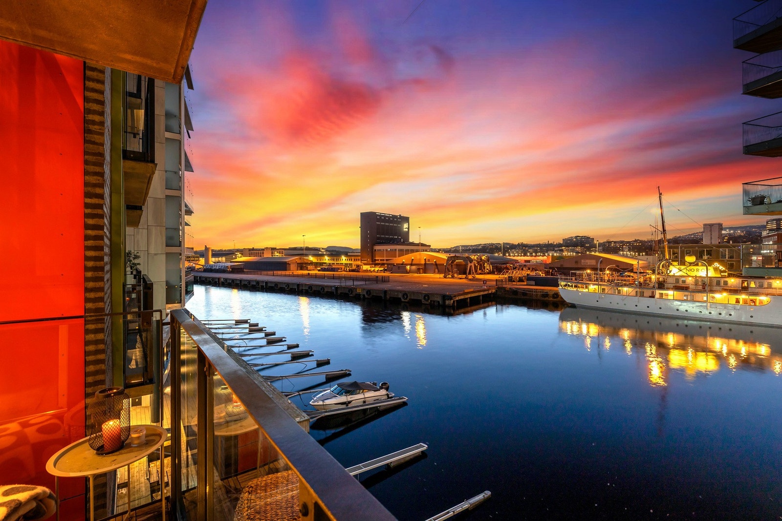 Dette er en fantastisk hjørneleiligheten med en unik og særdeles flott beliggenhet på Tjuvholmen. Galleribilde