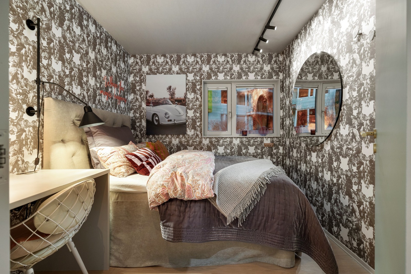 Alle rommene har stilfulle tapeter og praktiske garderobeløsninger. Galleribilde