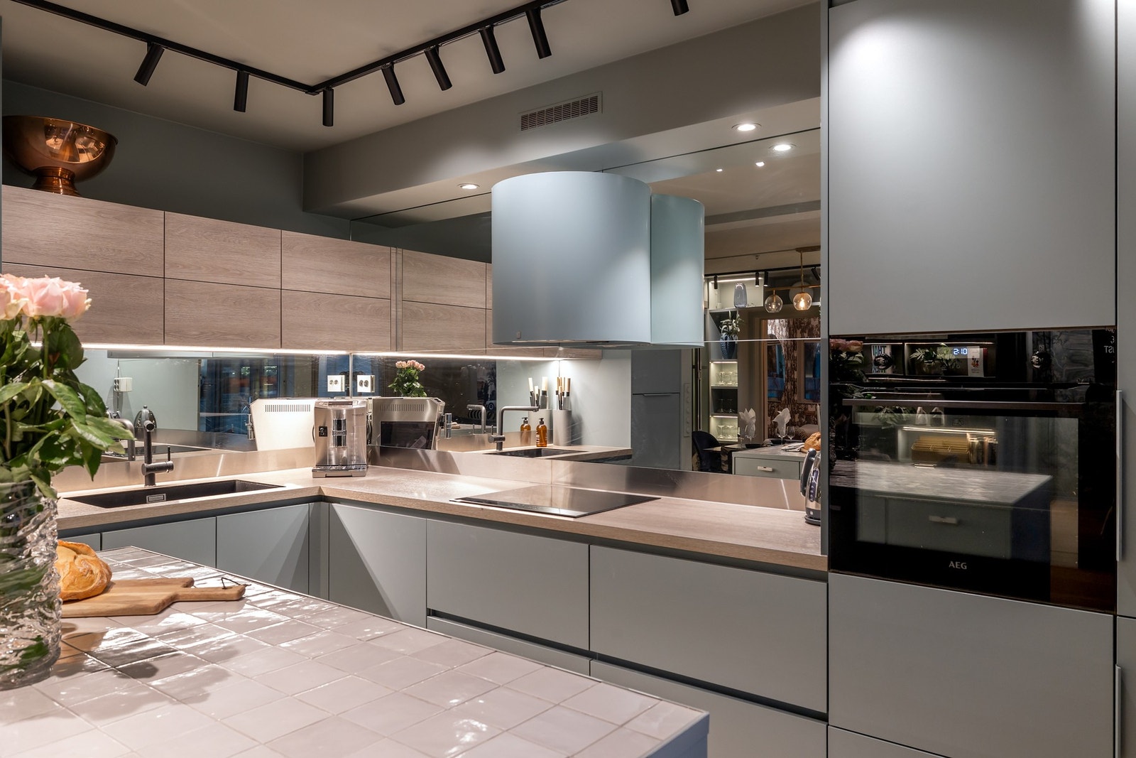 I tillegg sørger en ventilator over kokesonen, samt strategisk plassert belysning fra både downlights og en spotteskinne, for et godt opplyst og funksjonelt arbeidsområde. Galleribilde