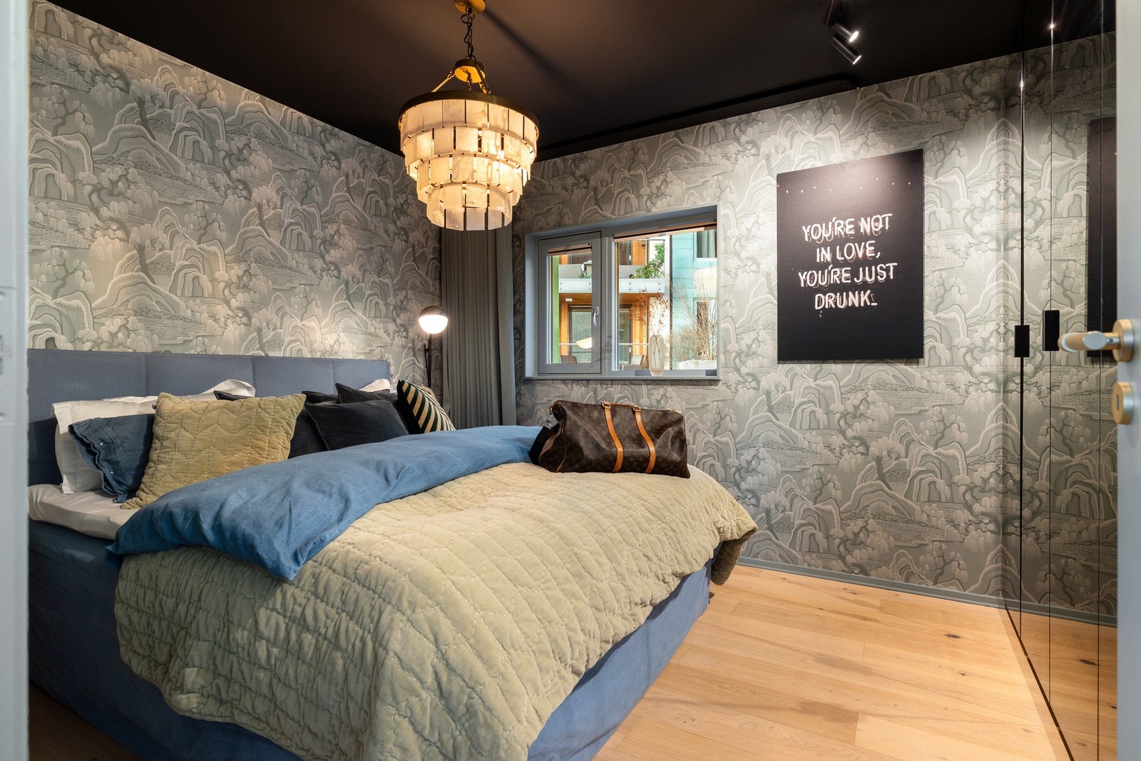 Det største soverommet har rikelig med oppbevaringsplass i flere plassbygde garderobeskap med speilfronter. Galleribilde