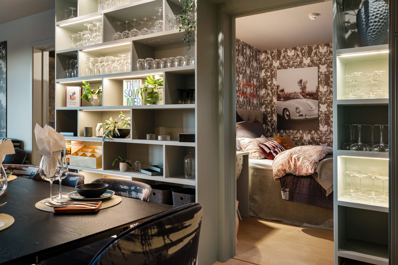 Leiligheten inneholder 3 soverom, hvor to av rommene ligger innenfor stuen og spisestuen. Galleribilde