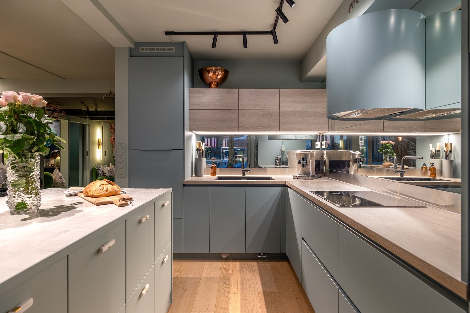 Kjøkkenet er utstyrt med integrerte hvitevarer, herunder induksjonstopp, stekeovn, oppvaskmaskin og kjøle-/fryseskap. Galleribilde