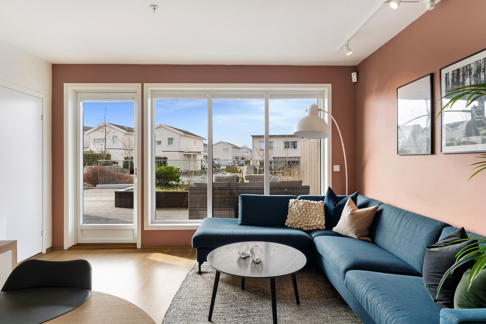 Leilighetens stue fremstår som lys og trivelig med store vindusflater som slipper inn mye naturlig lys som er med på å skape en god romfølelse og atmosfære. Galleribilde