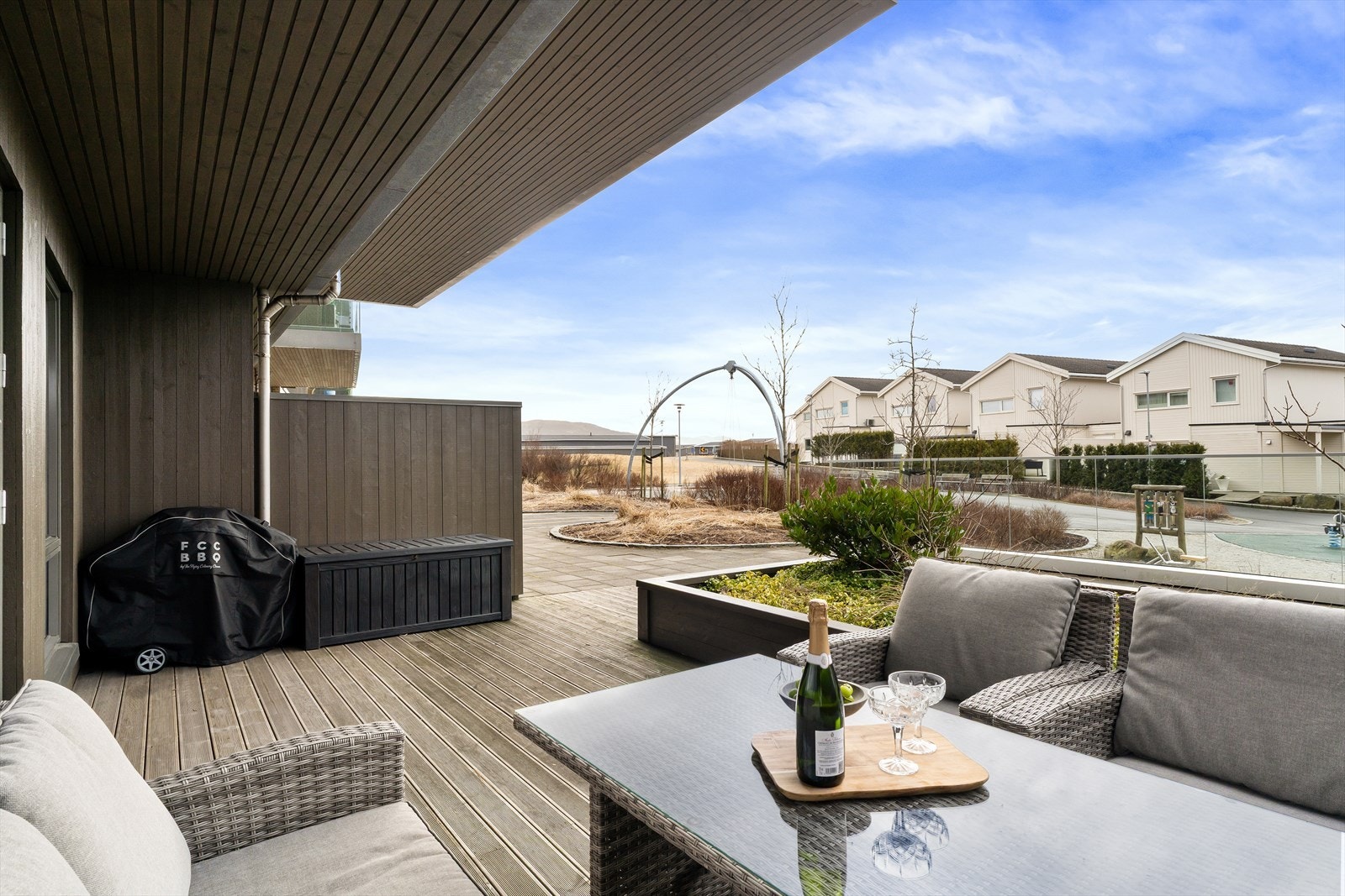 Leiligheten grenser til lekeplass slik man får en luftig følelse. Galleribilde