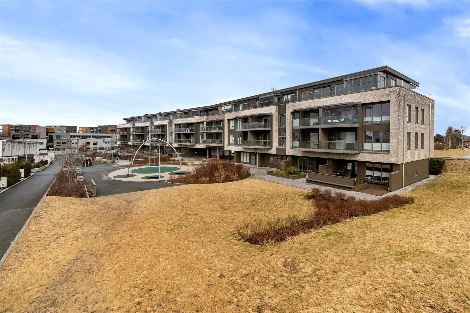 Det er også flere lekeplasser og idrettsområder like i nærmiljøet. Galleribilde