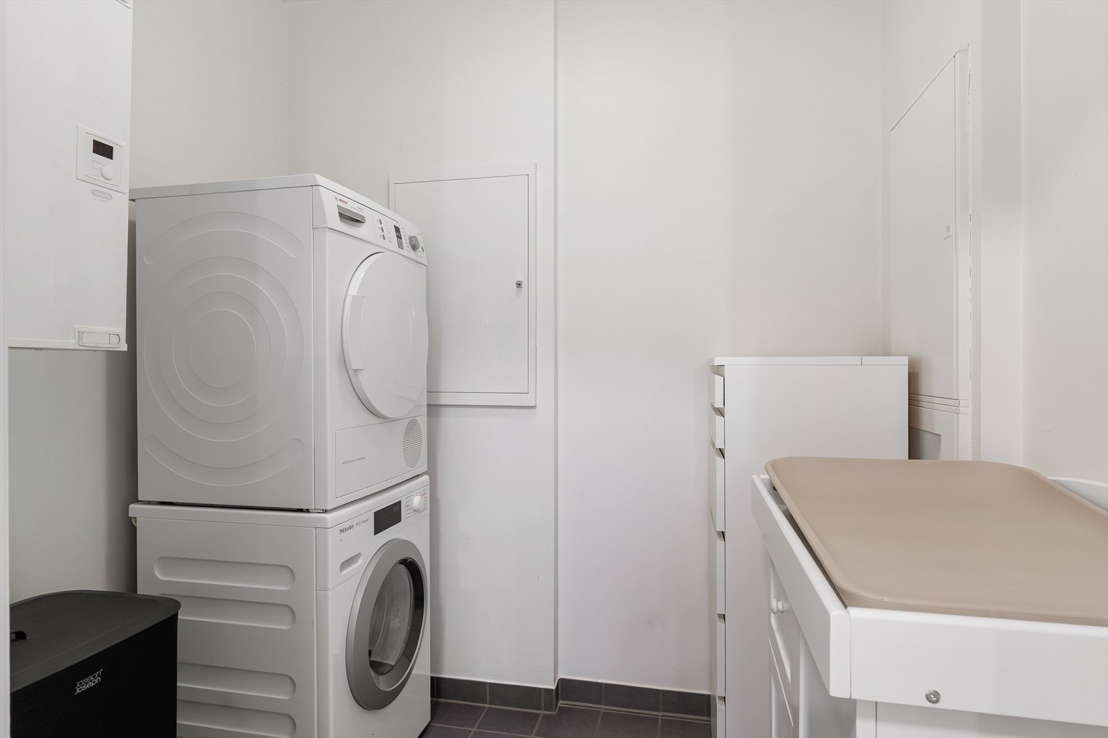 Fra badet har man tilgang til eget vaskerom/bod med opplegg for vaskemaskin og tørketrommel. Galleribilde