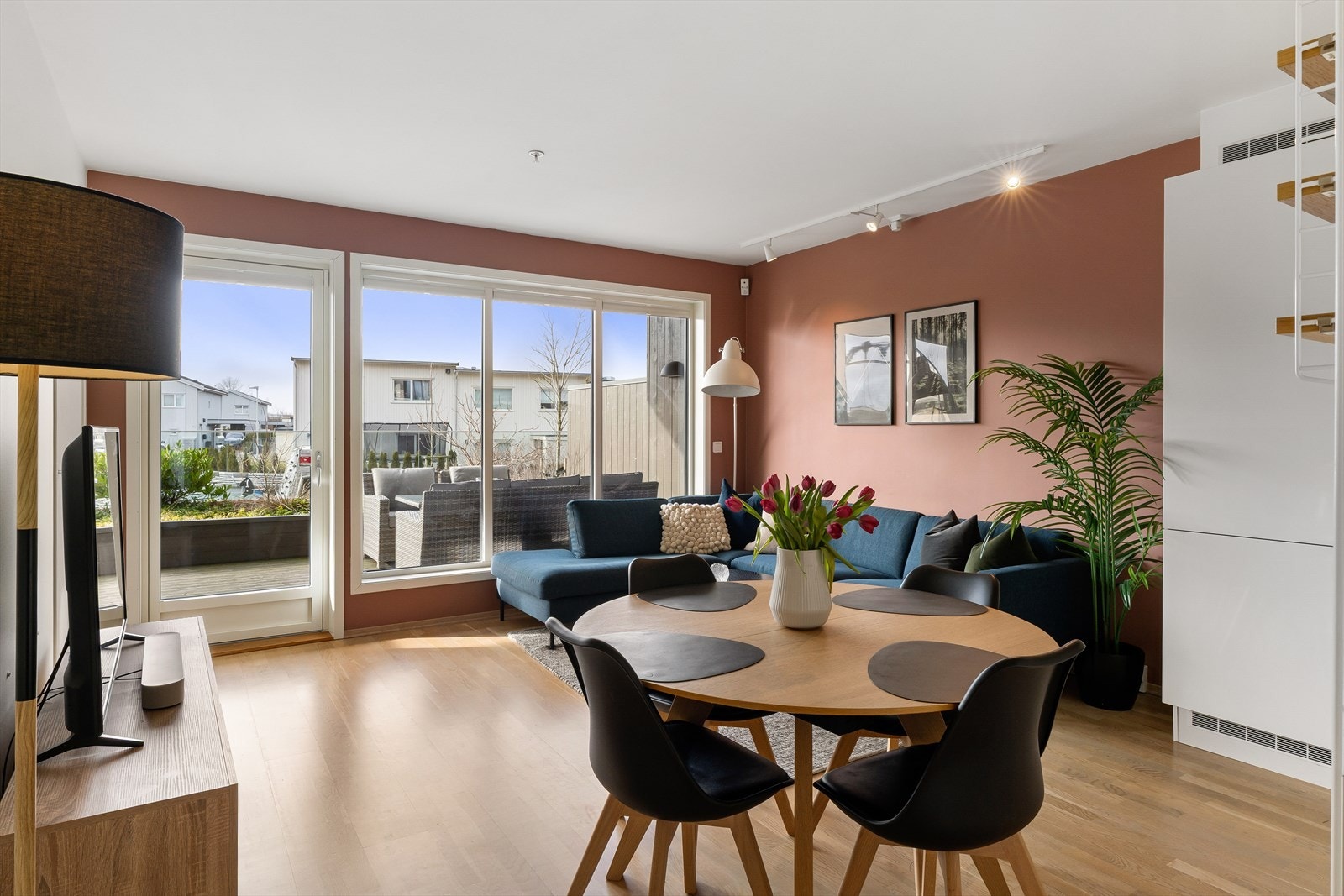 Stue hvor man har rikelig med plass til både spisebord og sofagruppe, en perfekt plass til å nyte gode stunder med familie og venner. Galleribilde