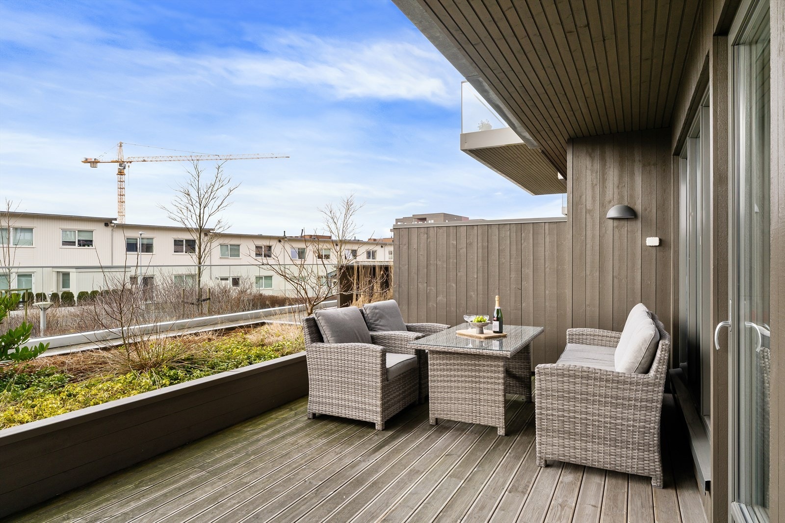 Terrassen er delvis overbygd slik man kan nyte varme sommerdager selv om det regner. Galleribilde