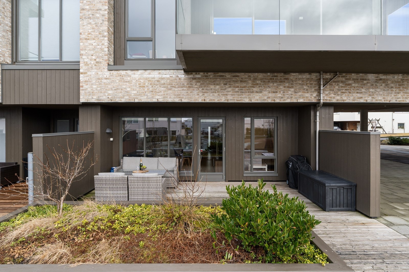 Fra stuen har man også utgang til en stor og koselig terrasse som kan vise til svært gode solforhold. Galleribilde