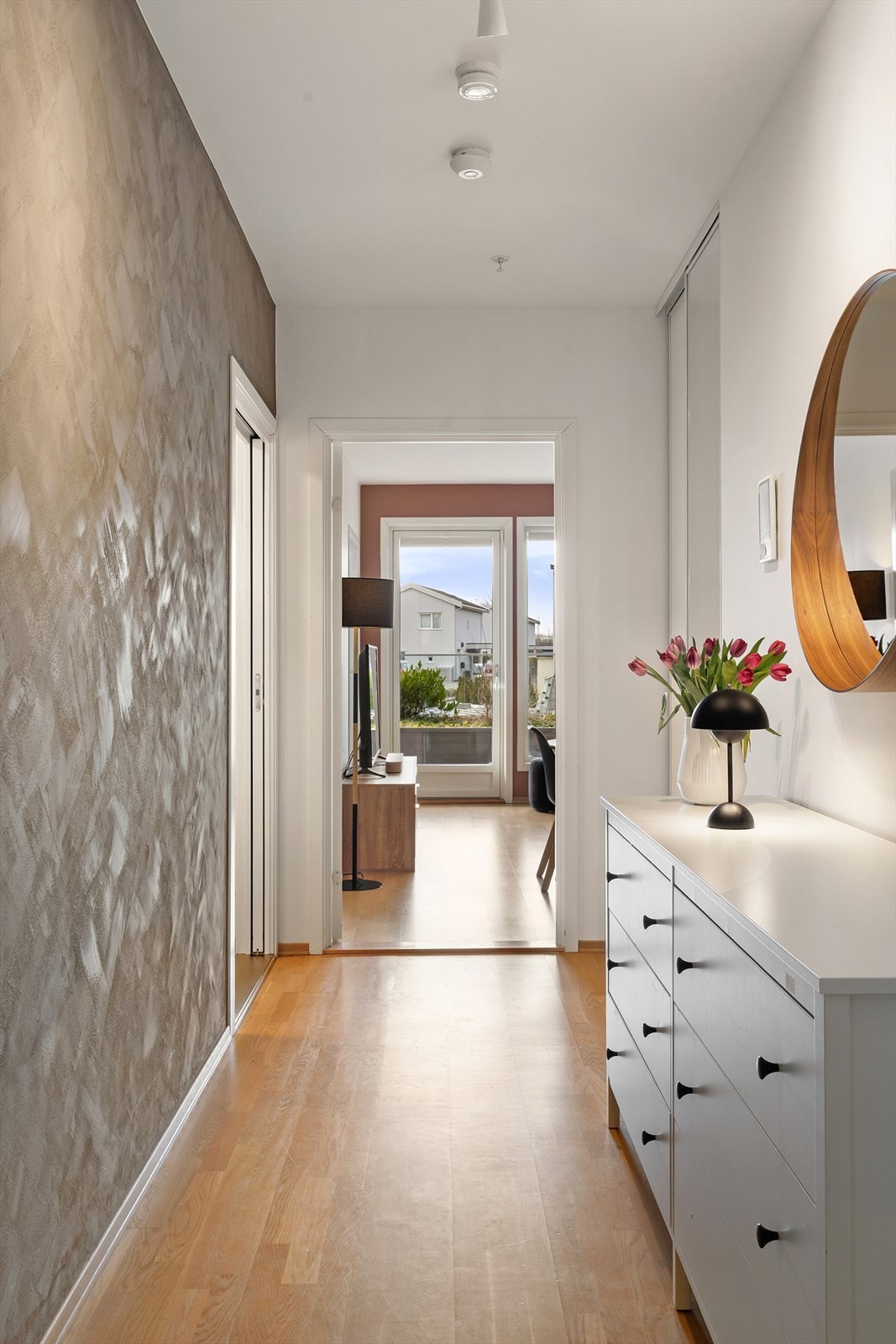 Pen entré/gang med plass til å henge fra seg både klær og sko. Galleribilde