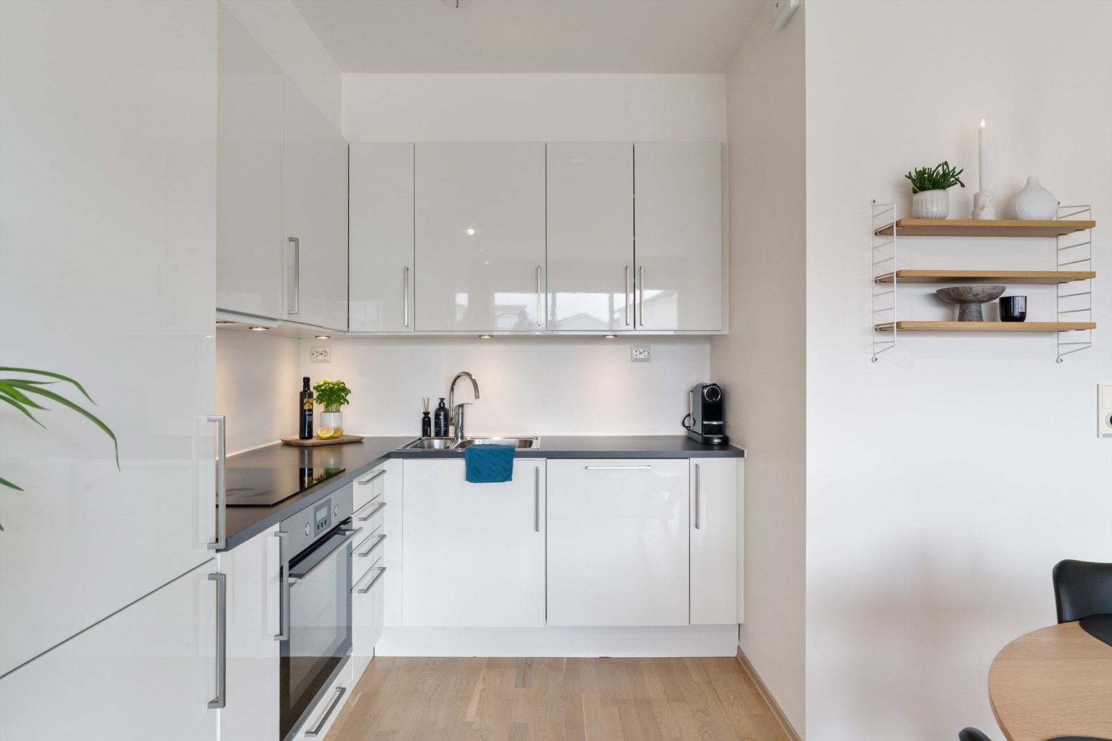 Her har man rikelig med skapplass til det meste en skulle ha behov for av både kopper og kar. Galleribilde