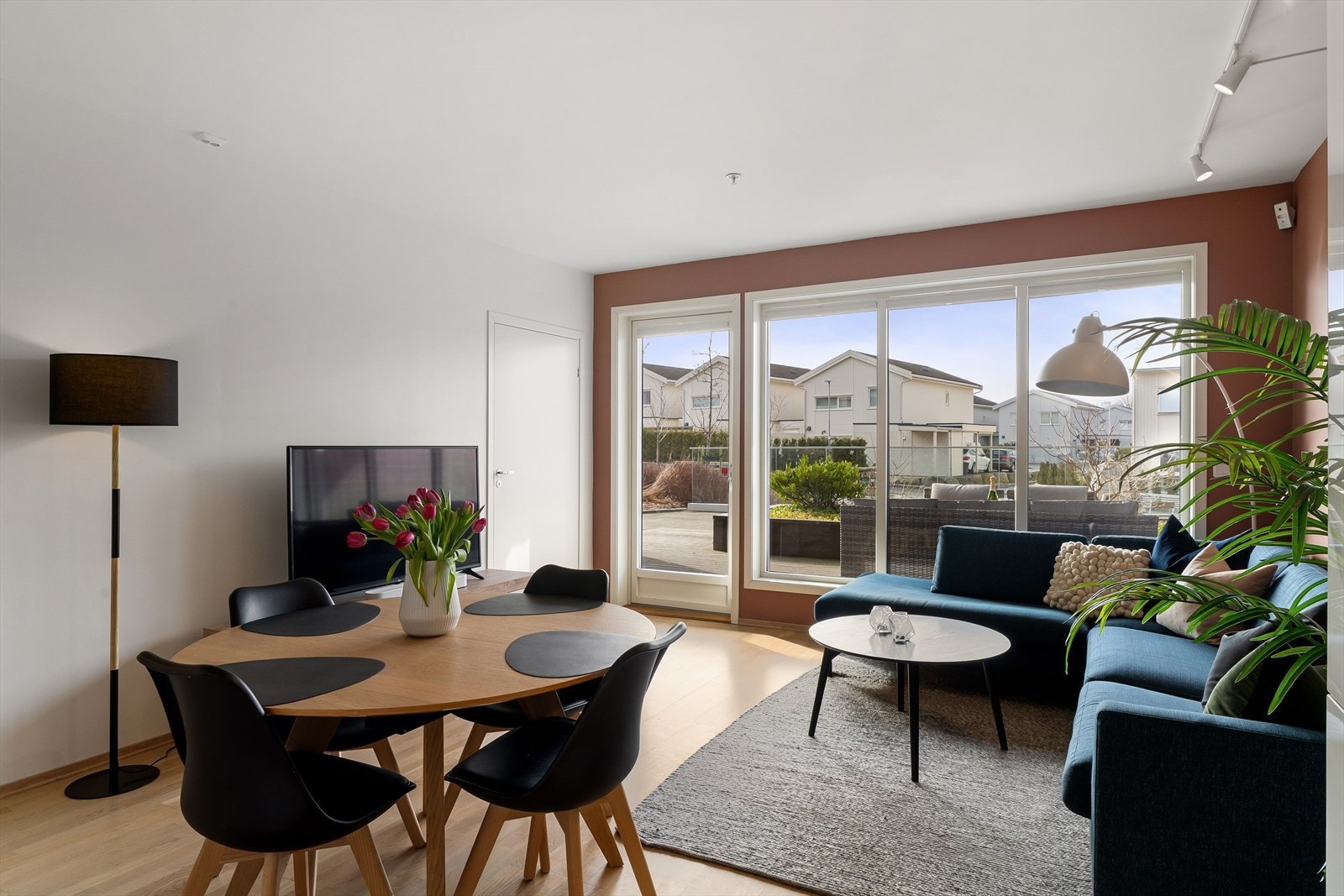 Leilighetens stue fremstår som lys og trivelig med store vindusflater som slipper inn mye naturlig lys som er med på å skape en god romfølelse og atmosfære. Galleribilde