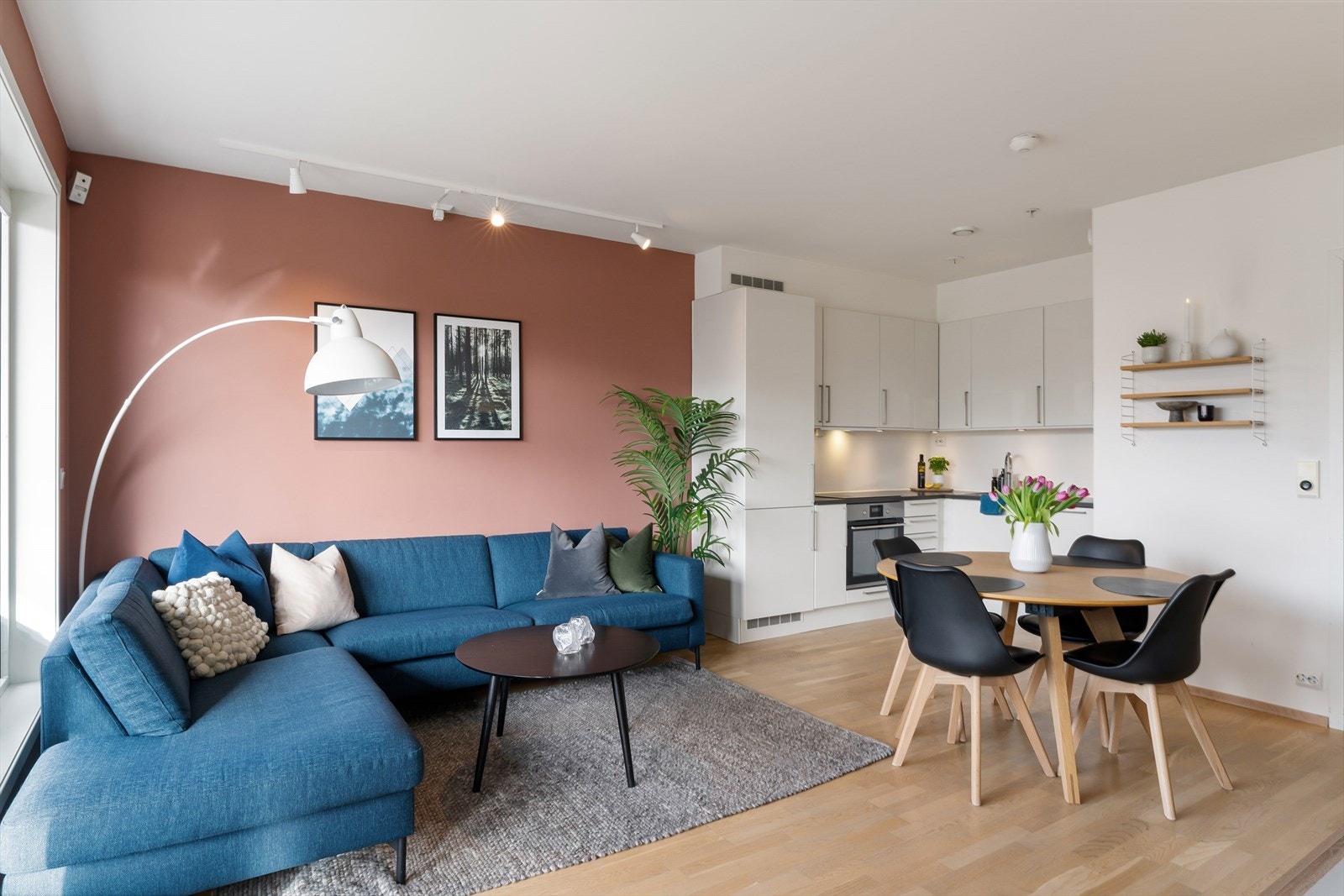 Stue hvor man har rikelig med plass til både spisebord og sofagruppe, en perfekt plass til å nyte gode stunder med familie og venner. Galleribilde