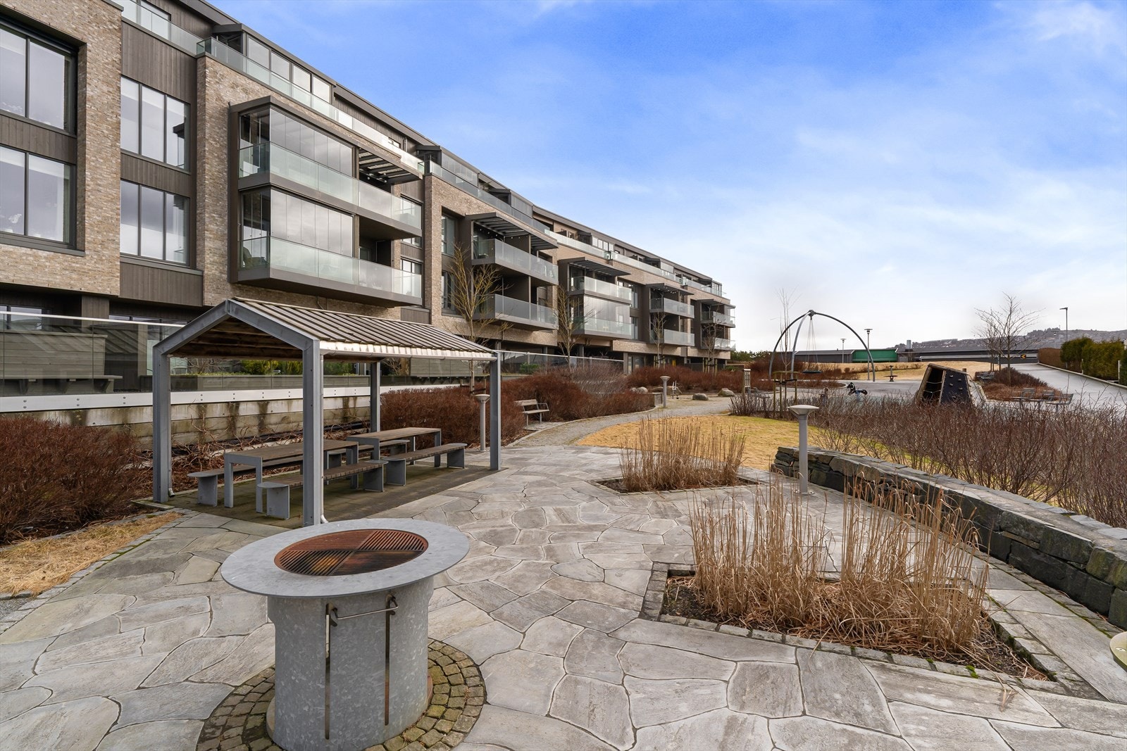 Fra leiligheten har man nærhet til både skoler og barnehager. Galleribilde