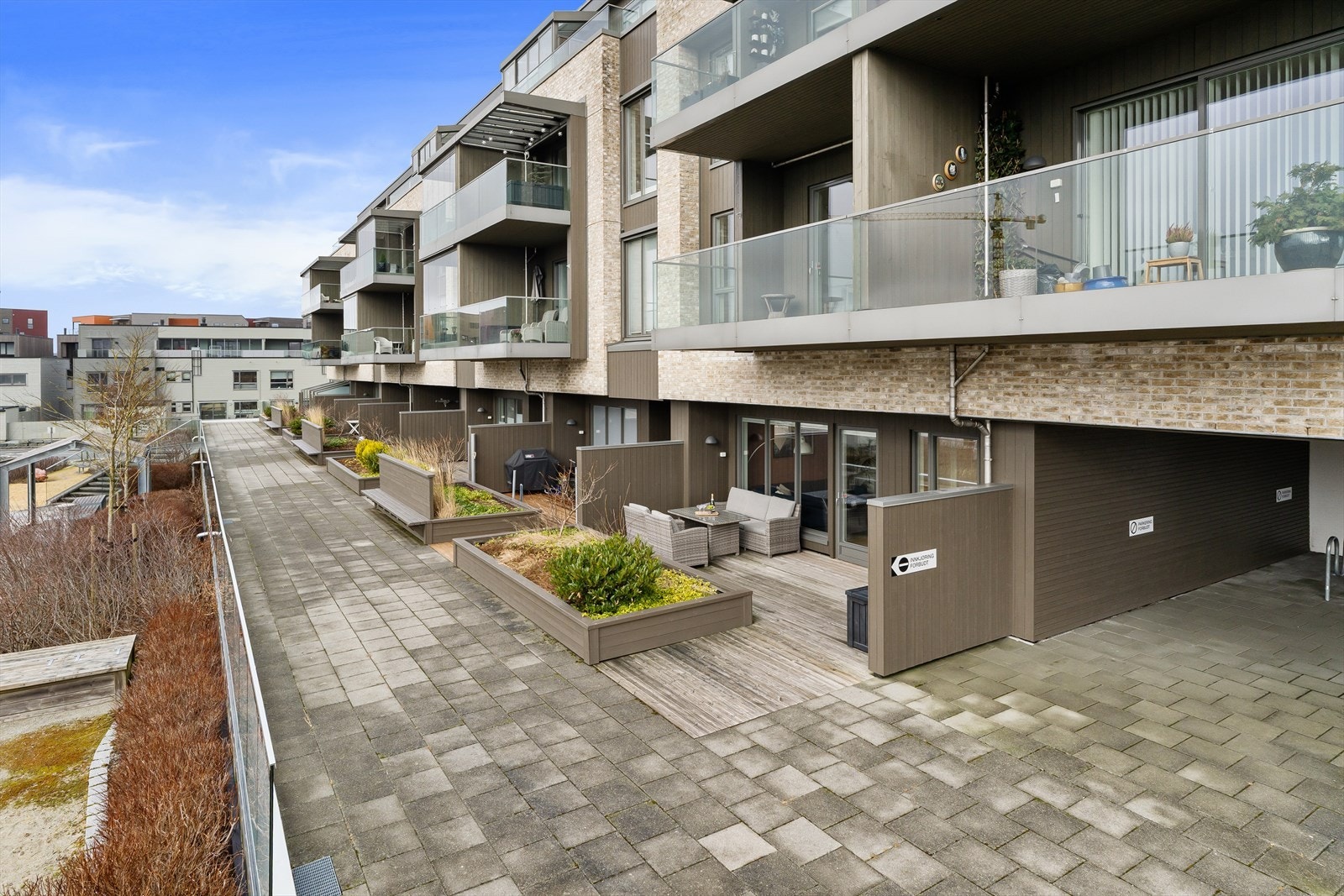 Fra stuen har man også utgang til en stor og koselig terrasse som kan vise til svært gode solforhold. Galleribilde