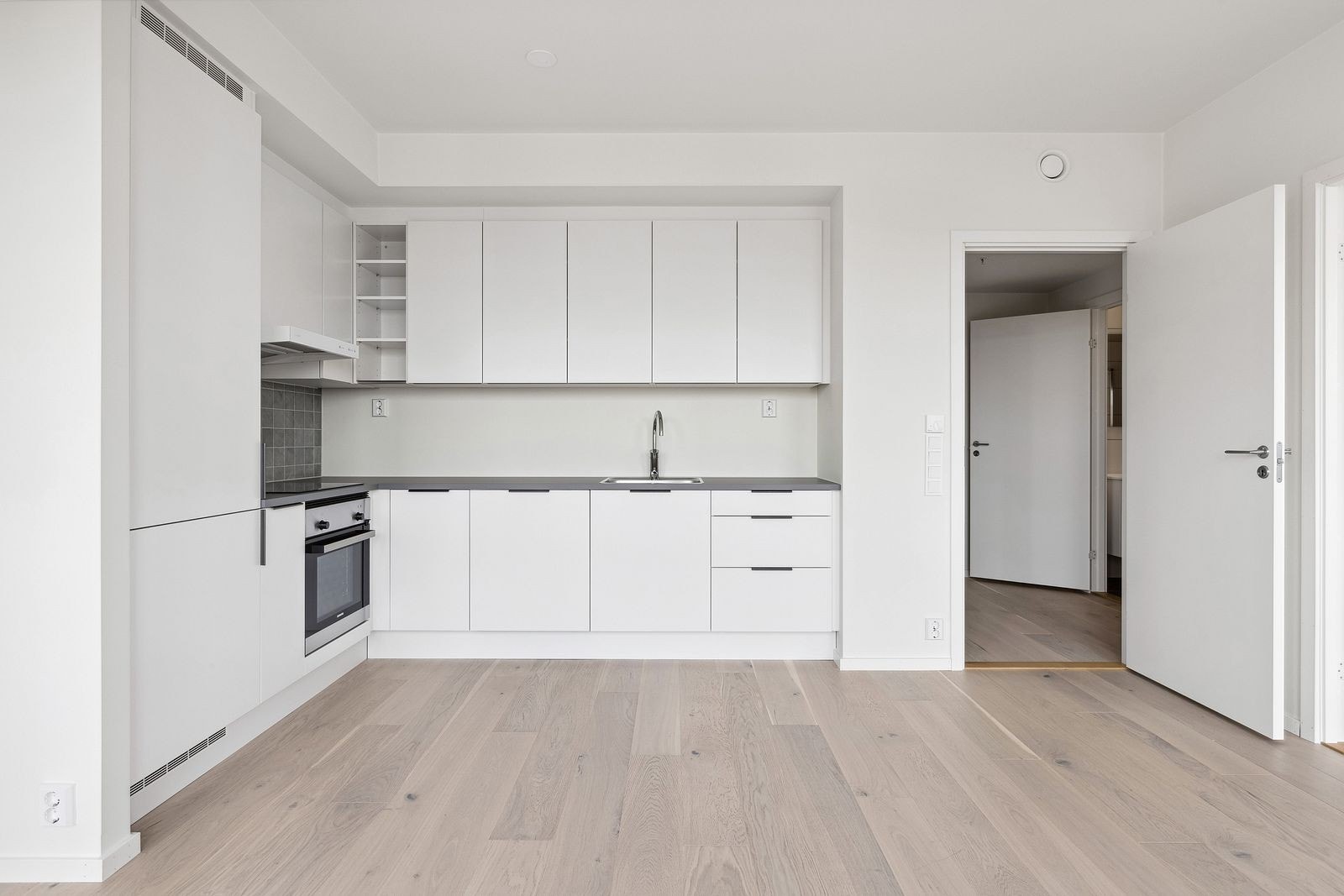 Lyst og fint kjøkken med integrerte hvitevarer Galleribilde