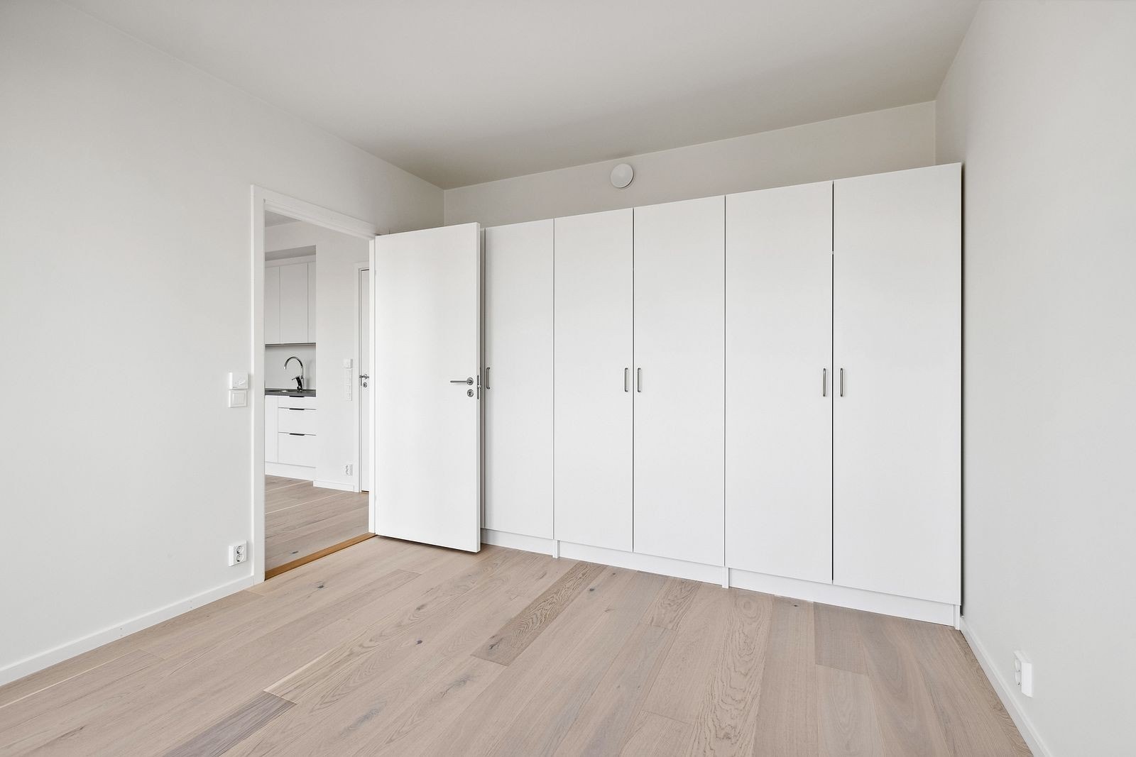 Soverom med garderobeskap Galleribilde